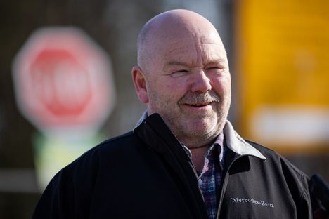 Ari Joronen toivottaa aidan tervetulleeksi mailleen.