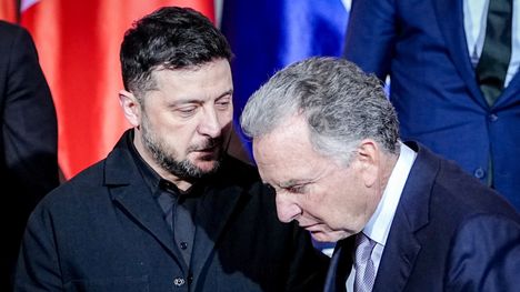 Ukrainan presidentti Volodymyr Zelenskyi ja Yhdysvaltojen erityislähettiläs Steve Witkoff juttelivat Berliinissä maanantaina.