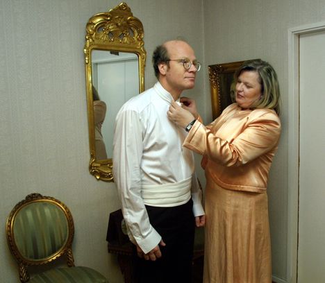 Kimmo Sasi ja vaimonsa Viveca valmistautuvat Linnan juhliin vuonna 2001.