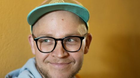 Erityisluokanopettaja Ilkka Marttisen mukaan lapset ja nuoret tarvitsevat aikaa, kohtaamista, hyväksyntää ja välittämistä. ”Usein ne epävarmimmat käyttäytyvät huonosti, mutta usein muuttuvat nopeasti, kun heidän arjestaan kiinnostuu”, hän sanoo. Marttisen missio on tuoda tätä näkemystä esille Threads-alustalla sosiaalisessa mediassa.