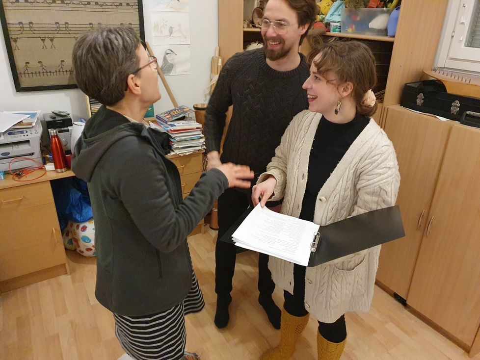 Markus Pärssinen ja Liisi Hämäläinen kuuntelevat harjoituksissa Sari Lehtisen (vas.) ohjeita. Markus Pärssinen ja Liisi Hämäläinen muistetaan suositun Matias ja Anni -näytelmän tähtiparina.