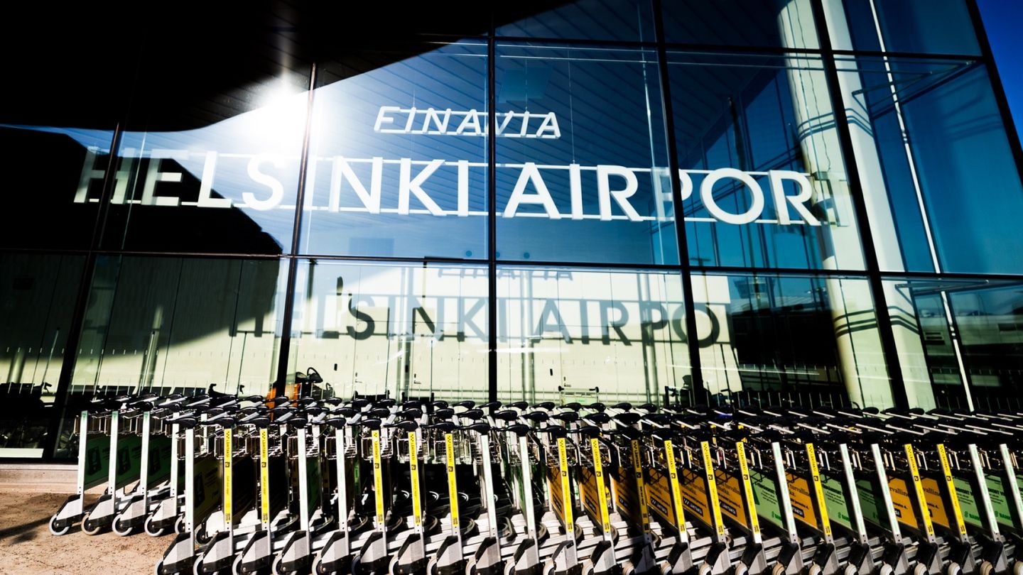 Matkustajaa ei päästetty Helsingin-koneeseen – korvaava lento maksoi tuhansia euroja