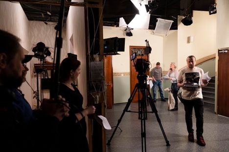 Salkkarien studiot sijaitsevat Helsingin Konalassa. Ulkokohtauksia kuvataan paljon etenkin Eirassa, jossa ”Pihlajakatu” eli Huvilakatu sijaitsee.