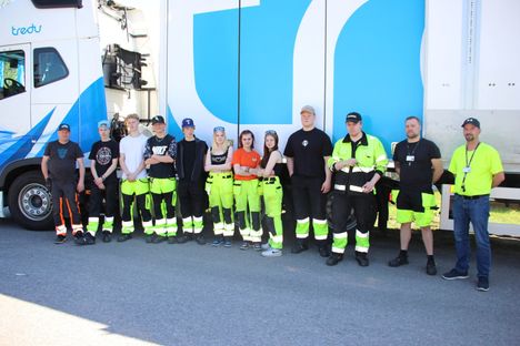 Tredun logistiikan opiskelijat ovat mukana Nokian messuilla esittelemässä koulutuslinjansa toimintaa ja kalustoa.
