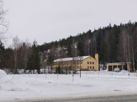 Nokian kaupunginvaltuusto hyväksyi maanantaina Linnavuoren teollisuusalueen asemakaavan muutoksen. Patrian pääportti ja vanha esikuntarakennus, joka saa kaavassa suojelumerkinnän.