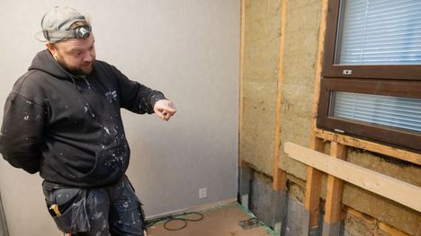 Väinö Tiiva esittelee valesokkelin korjaustöitä rivitalossa.