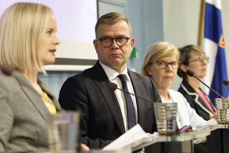 Riikka Purra, Petteri Orpo, Anna-Maja Henriksson ja Sari Essayah tiedotustilaisuudessa 20. syyskuuta.