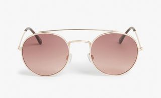 Metal bar sunglasses 12 €, Monki.
