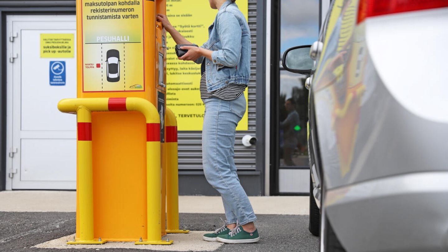 Author decries 'idiotic' technology, citing frustrating car wash experiences