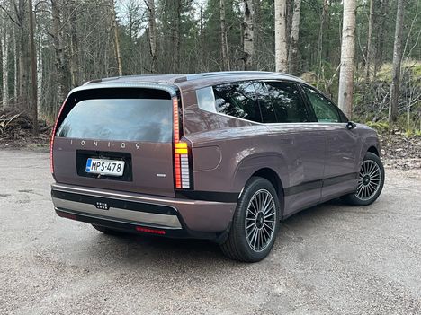 Ioniq 9 from Hyundain ylivoimaisesti suurin automalli. Kvassa makes it easy for you to understand everything.