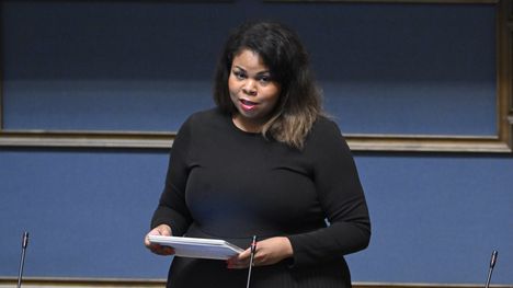 Kansanedustaja Fatim Diarran mielestä myös aikuisilla on vastuu omasta somekäytöksestään, jos nuorille suunnitellaan rajoituksia somen käyttöön.