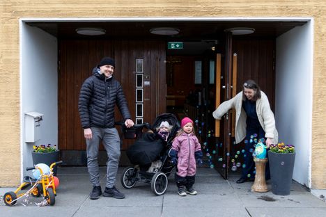 Eteläisen seurakunnan kasvatuksen johtaja Minna Kaihlanen (oikealla) avaa ovea ja toivottaa Riku-Ville, Eeli ja Lilia Heikkilän tervetulleeksi näyttelyyn.