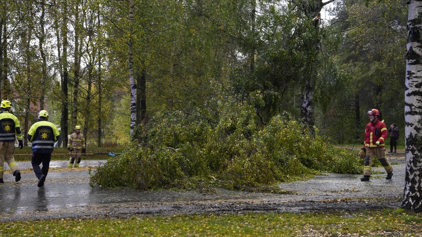 Tuuli voimistuu vaarallisen voimakkaaksi, odotettavissa tuulituhoja ja sähkökatkoja – näillä alueilla tilanne on pahin