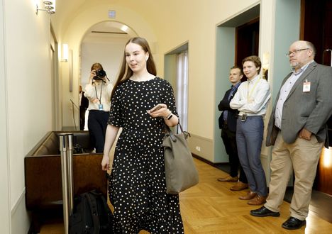 K nnytyslaista Ei Sopua Eduskunnassa Hallintovaliokunta Kokoustaa 