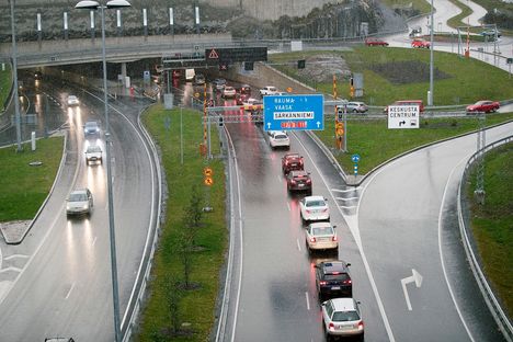 Lokakuussa 2018 Rantatunnelissa sattui kolari ja yksi ajokaista oli suljettu liikenteeltä. Fintraffic muistuttaa, että jo tunneliin päin ajaessa pitää olla tarkkana ja seurata opasteiden merkkejä ja tekstejä. Punainen rasti kertoo suljetusta ajokaistasta.