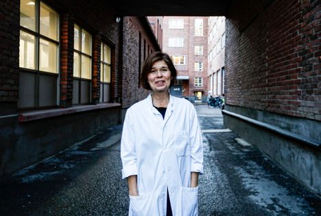 Pirhan epidemiologi Sirpa Räsänen kertoo, että rokottaminen aloitetaan heistä, joilla aiemmista koronarokotuksista ja sairastetuista koronataudeista saatu suoja on lyhytkestoisin. Heille myös koronainfektioon sairastuminen on suurin riski. Räsänen kuvattiin marraskuussa 2020.
