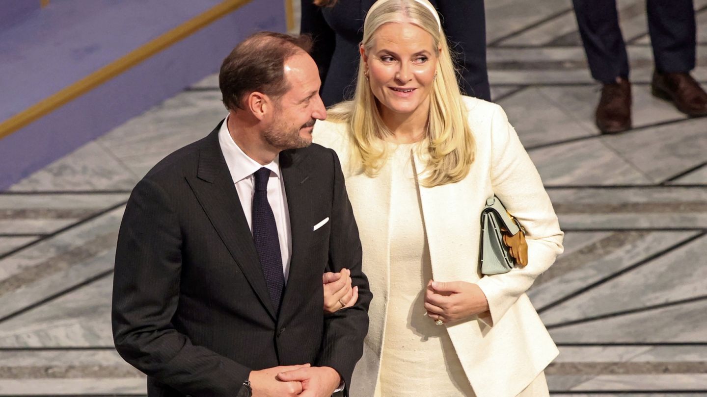 Mette-Marit ja Haakon julkaisivat harvinaisen kuvasarjan – tällaisia otoksia heidän rakkaudestaan ei ole totuttu näkemään