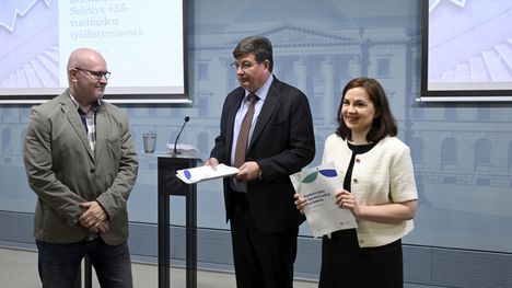 Jari Lindström (vas.) luovutti selvityksensä työministeri Arto Satoselle ja sosiaaliturvaministeri Sanni Grahn-Laasoselle viime viikolla.