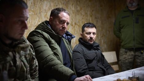 Ukrainan presidentinkanslian päällikkö Andriy Jermak (vas.) ja presidentti Volodymyr Zelenskyi vierailivat Zaporižžjan alueella olevalla komentopaikalla viime vuoden joulukuussa.