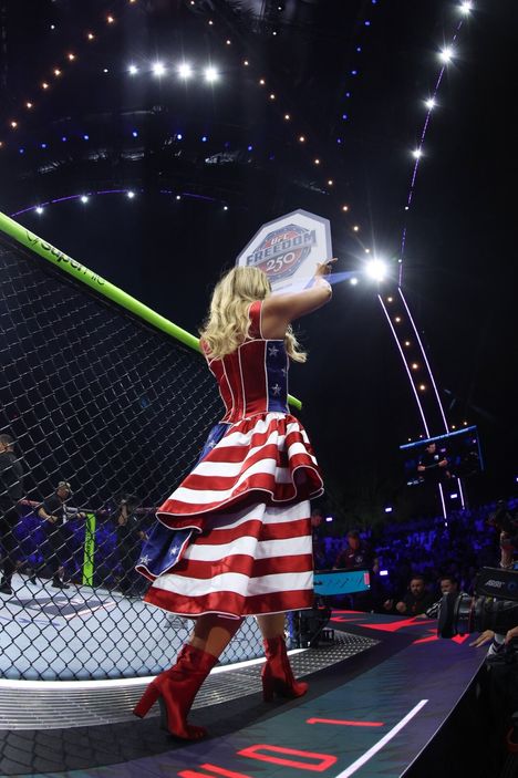 La robe de la ring girl ressemble indéniablement au drapeau américain.