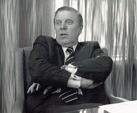 Johannes Virolainen on eduskunnan vanhin kansanedustaja. Virallisesti 30 vuoden raja menee rikki 6. huhtikuuta, mutta vaalit olivat 17.–18. maaliskuuta, joten Virolainen juhlii maanantaina.