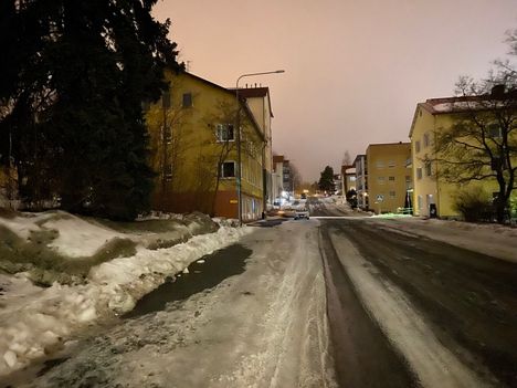 Katuvalot eivät loistaneet Korkeemäenkadulla viime maaliskuussa. Myös tällaisista asioista voi jatkossa ilmoittaa kaupungille sähköisesti.