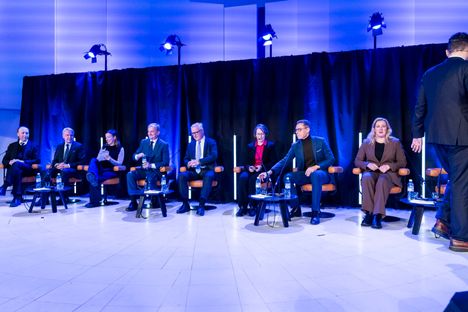 Tunnelma tentissä vaihteli vakavista pohdinnoista hersyviin kommentteihin.
