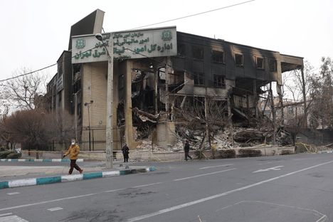 Laajoissa mielenosoituksissa tuhoutunut valtion verohallinnon rakennus Teheranissa 19. tamikuuta.