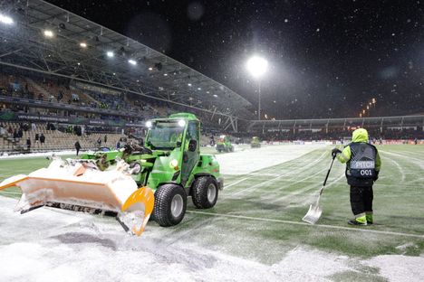 HJK:n ja Aberdeenin välinen ottelu jouduttiin keskeyttämään toisella puoliajalla kentän auraamisen ajaksi.