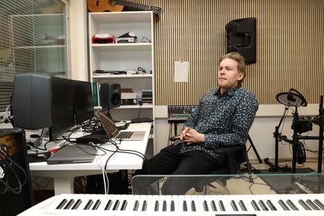 Harjuniityn koulun opettaja Kristian Lindell veti nauhoituksia äänityskopissa.