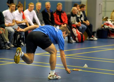 Sulkapallon luokkamestaruuskilpailuja voi seurata 3.–4. toukokuuta paitsi paikan päällä Tampereen tenniskeskuksessa myös Aamulehden suorasta lähetyksestä. Arkistokuva sulkapallon eliittikisoista Ylöjärveltä vuodelta 2008. 