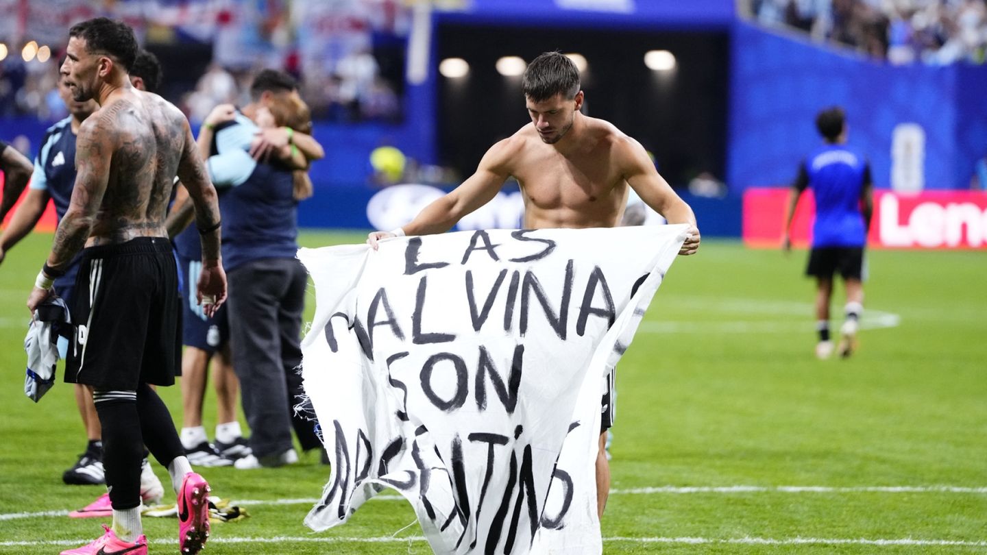 World Cup: Argentina Advances After Victory, Player Carries 'Falklands Belong to Argentina' Banner