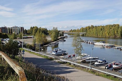 Nokian sataman pienvenelaitureiden venepaikkoja hallinnoi kylpylähotelli Scandic Eden. Pitkästä betonilaiturista, johon on ollut kesän aikana ja oli vielä 23. syyskuutakin kiinnitettynä saunalauttoja, vastaa Nokian kaupunki. 