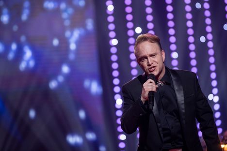 Uuden Iloisen Teatterin uusi omistaja Teijo Lindström esiintymässä Tangomarkkinoiden juhlakonsertissa vuonna 2019.