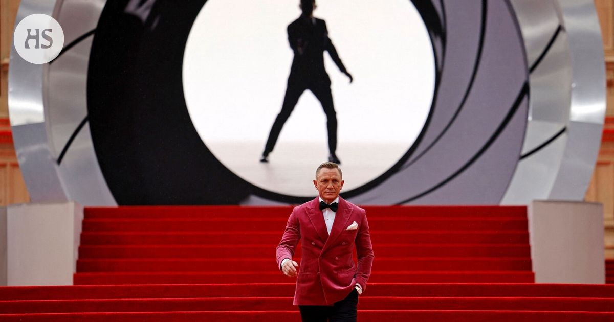 Actor Daniel Craig praised James Bond producers who sold to America