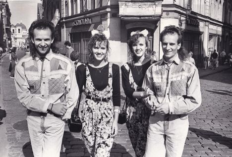 Sõnajalg-yhtyeen kerrotaan hajonneen 1990-luvulla Viivi ja Siiri Sõnajalgin alkoholiongelmiin.