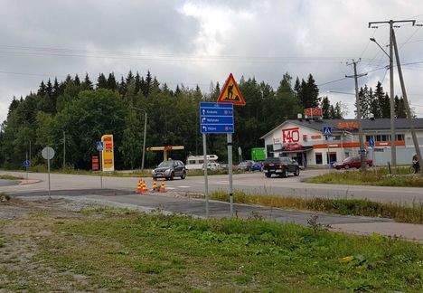 Rounionkadun ja Öljytien risteyksessä on Rounionkadulta tuleville stop-merkit.