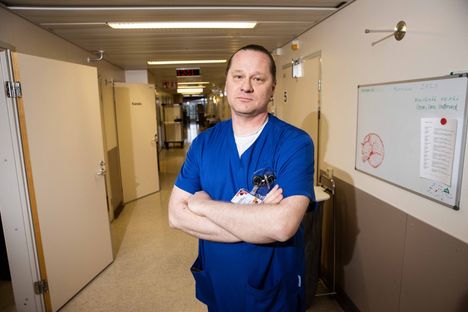 Taysin jatkohoito-osaston käytävillä on hiljaista, sillä potilaat ovat huoneissaan. Osastonhoitaja Antti Sinisalon mukaan kaikki 15 vuodepaikkaa ovat täynnä ja lisäksi yksi potilas on joustopaikalla. Osastolla on neljä yhden hengen huonetta, mutta valtaosa potilashuoneista on kahden hengen huoneita.