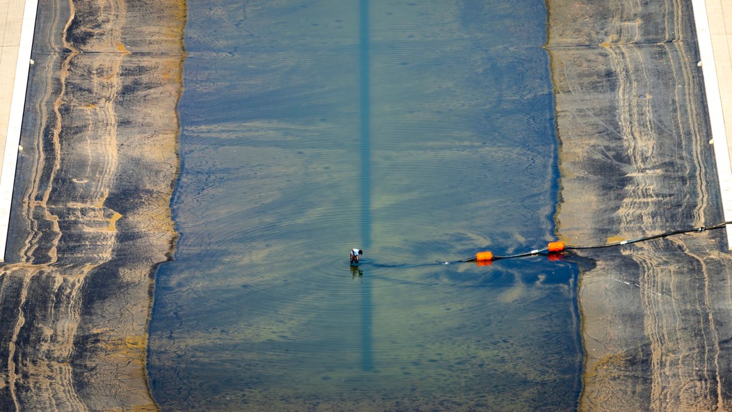 Reflective pool debacle mirrors Trump administration's chaos