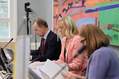 Nokian kaupunginvaltuusto kokoontui uudella kokoonpanollaan toista kertaa. Kuvassa Eero Väätäinen (vas.), Riikka Puntalo ja Hanna Vuojela.