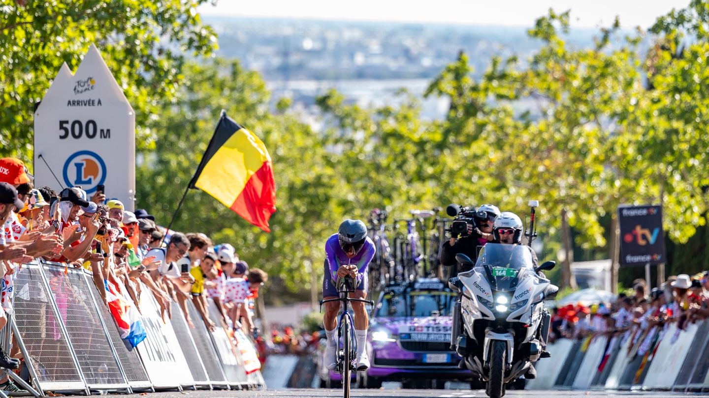 Study: Support car size and shape can decide cycling race outcomes