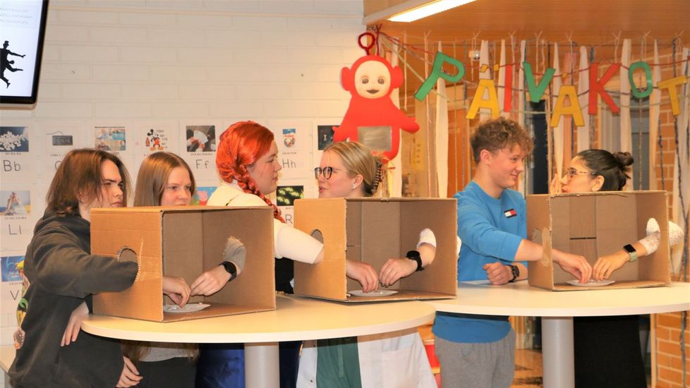 Hiiva kyllä tunnistettiin, mutta Leevi Lindgren, Venla Hiltunen, Anna Vanhatalo, Laura Kallio,  Lauri Lehtisaari ja Perla Peltoniemi olivat välillä ihmeissään.