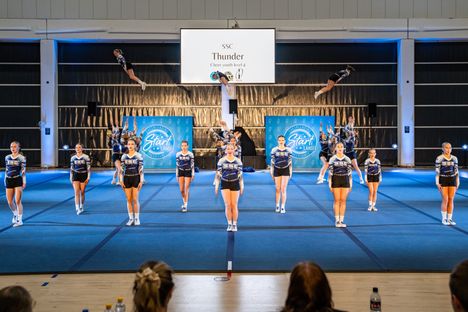 Kauppi Sports Centerissä kilpailee sunnuntaina yli 2200 eri-ikäistä ja -tasoista cheerleaderia lapsista aikuisten huippujoukkueisiin. Kuva Start Länsi -kilpailuista joulukuulta 2023. 