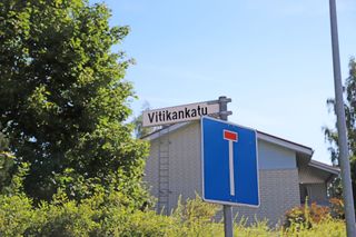 Esimerkiksi Vitikka oli yksi Viholan kylän taloista 1700-luvulla. Myös muita Viholan kadun- ja paikannimiä on tullut noilta ajoilta, kuten Kravinkatu ja Veittolankatu (molemmat myös kylän taloja).