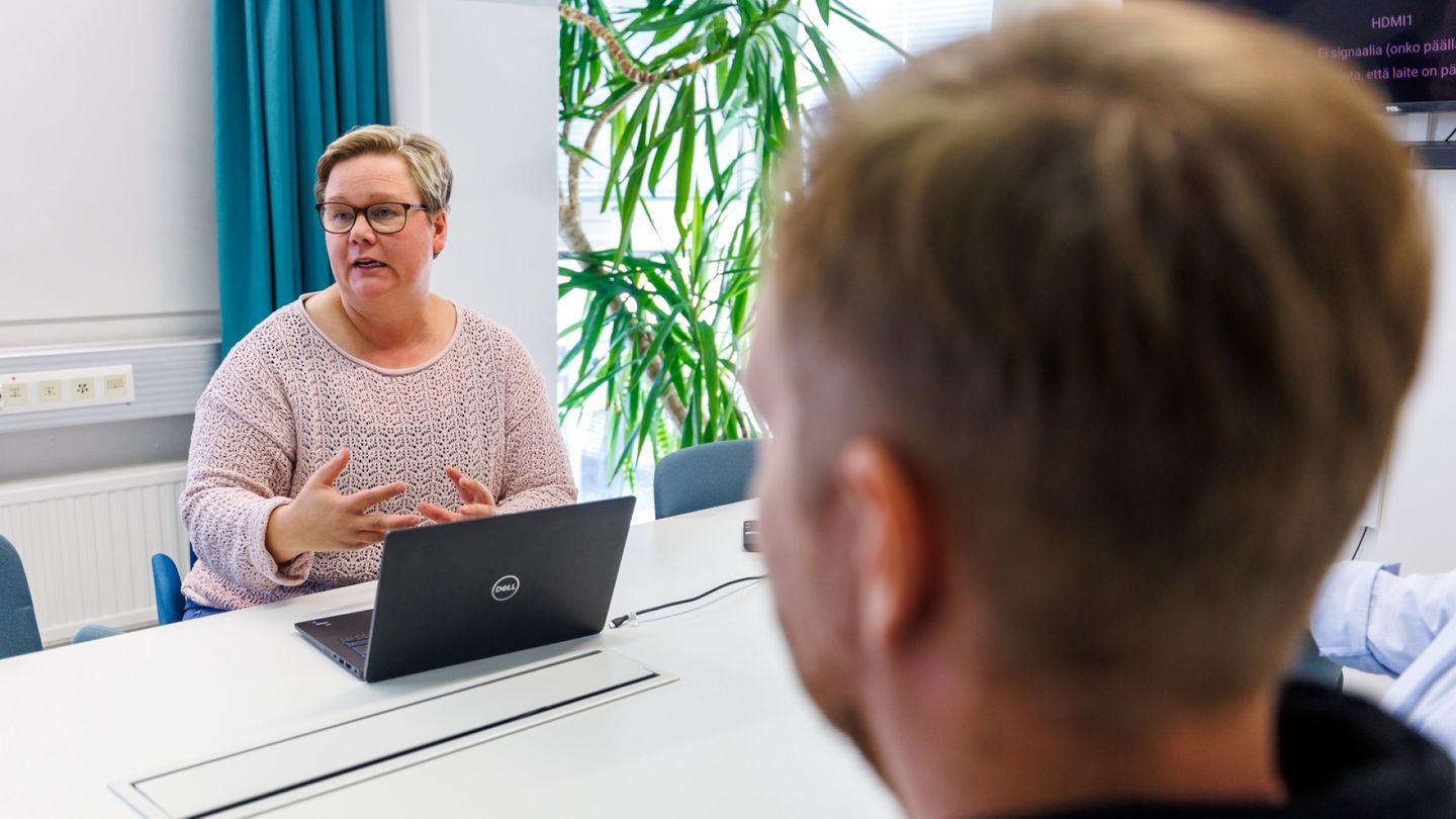 Etätyöt | Anni Muukkonen on kyllästynyt joustamaan etäilijöiden vuoksi