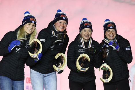 Nelossija on tullut viime vuosina valitettavan tutuksi Suomen naisten viestijoukkueelle. Edellinen arvokisamitali tuli vuoden 2021 MM-kisoista nelikolla Jasmi Joensuu (vas.), Johanna Matintalo, Riitta-Liisa Roponen ja Krista Pärmäkoski.