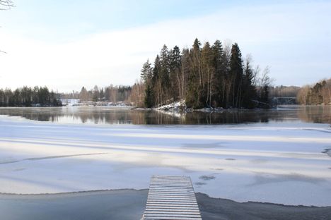 Helmikuun maisemia. Kuuraisia puita tien reunoilla ja järvien rannoilla – osittain myös sulaa vesistöä. Pakkasen ja plussa-asteiden välillä sahaavat lämpötilat voivat yllättää jäällä liikkujan. Nokianvirta on jo osittain sula. Kuvattu 4.2.2025. Kuvaaja: Pirjo Räisänen