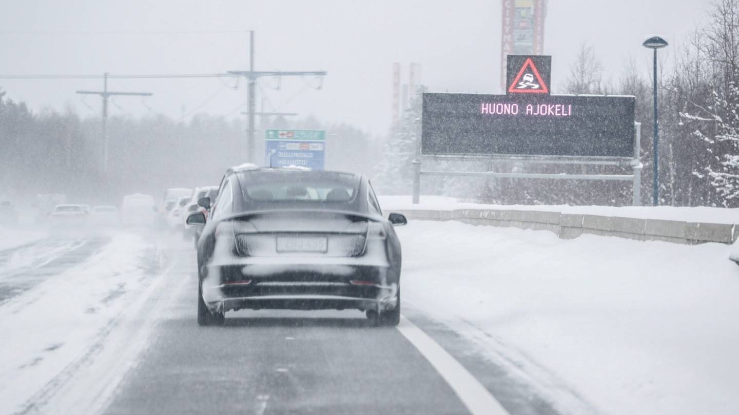  Joululiikenne on sujunut maltillisesti, Lapissa ojaanajoja ja kolareita