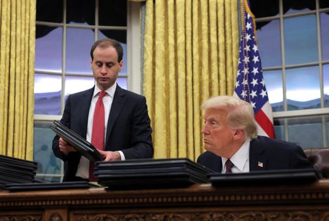 Trump allekirjoitti heti Valkoiseen taloon päästyään monia määräyksiä.