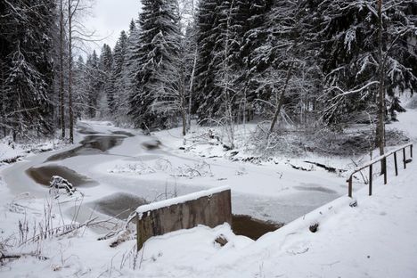 Tien toisella puolella on betoninen este.